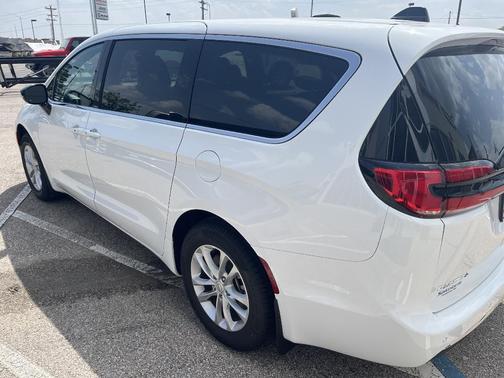 Bright White Clearcoat 2026 Chrysler Pacifica Select