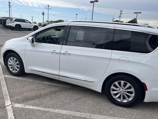 Bright White Clearcoat 2019 Chrysler Pacifica Touring-L