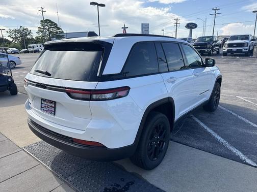 2025 Jeep Grand Cherokee Laredo