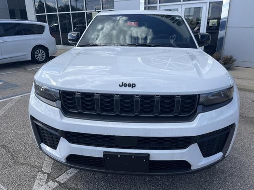 Bright White Clearcoat 2026 Jeep Grand Cherokee Laredo