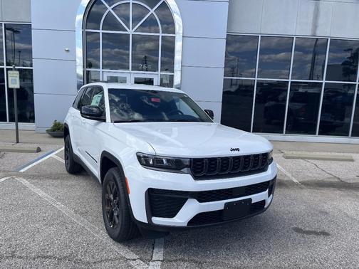 Bright White Clearcoat 2026 Jeep Grand Cherokee Laredo