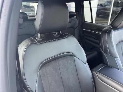 Bright White Clearcoat 2026 Jeep Grand Cherokee Laredo