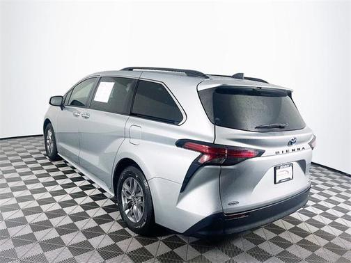 2021 Toyota Sienna XLE 8 Passenger