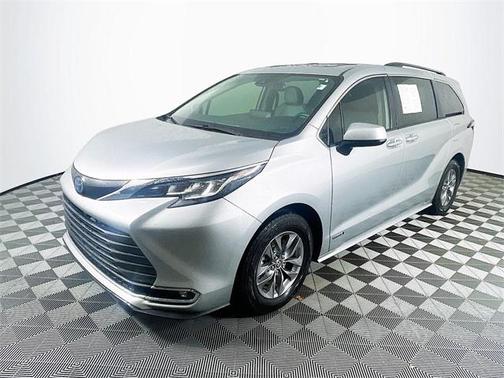 2021 Toyota Sienna XLE 8 Passenger