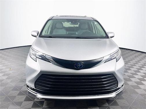 2021 Toyota Sienna XLE 8 Passenger