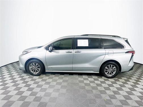 2021 Toyota Sienna XLE 8 Passenger