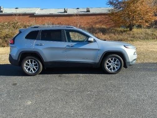 Photo 2 of 2 of 2017 Jeep Cherokee Latitude