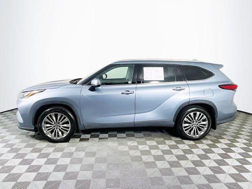 Moon Dust 2021 Toyota Highlander Platinum