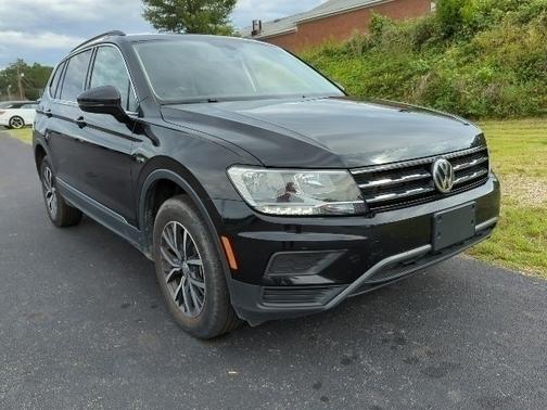 Photo 1 of 2 of 2020 Volkswagen Tiguan 2.0T SE