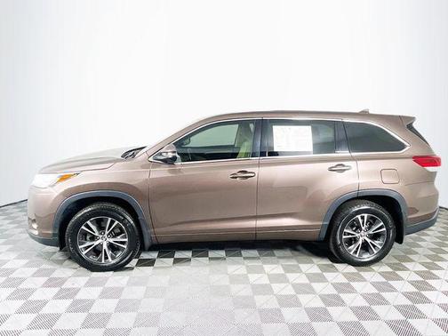 Toasted Walnut Pearl 2017 Toyota Highlander LE Plus