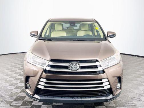 Toasted Walnut Pearl 2017 Toyota Highlander LE Plus
