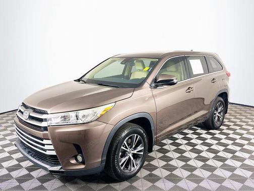 Toasted Walnut Pearl 2017 Toyota Highlander LE Plus