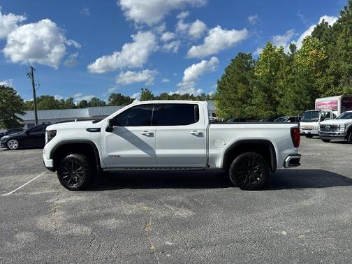 White 2023 GMC Sierra 1500 AT4