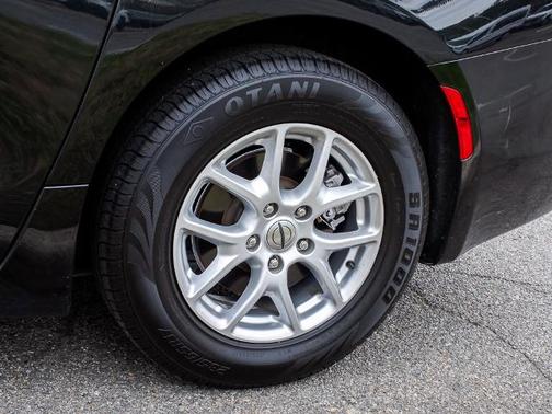 Brilliant Black Crystal Pearlcoat 2023 Chrysler Voyager LX