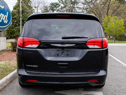 Brilliant Black Crystal Pearlcoat 2023 Chrysler Voyager LX
