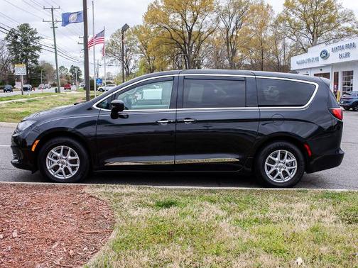 Brilliant Black Crystal Pearlcoat 2023 Chrysler Voyager LX