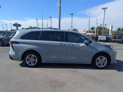 2022 Toyota Sienna Woodland Edition