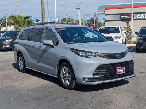 2022 Toyota Sienna Woodland Edition