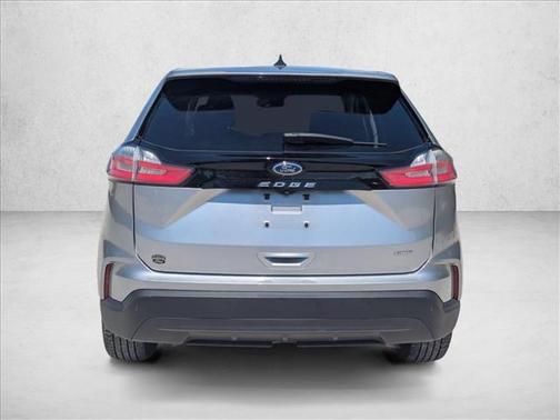 Iconic Silver Metallic 2022 Ford Edge SE