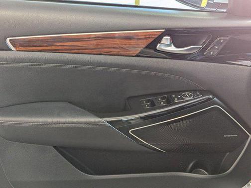 2017 Kia Cadenza Technology