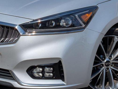 2017 Kia Cadenza Technology