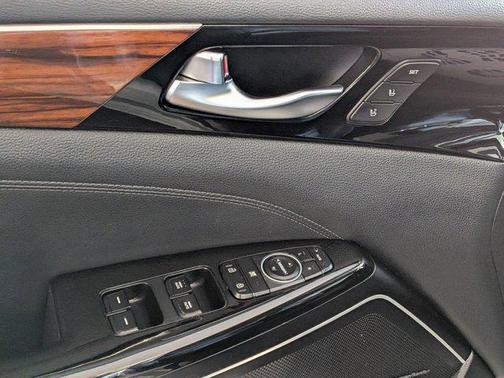 2017 Kia Cadenza Technology