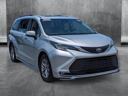 2021 Toyota Sienna XLE 8 Passenger