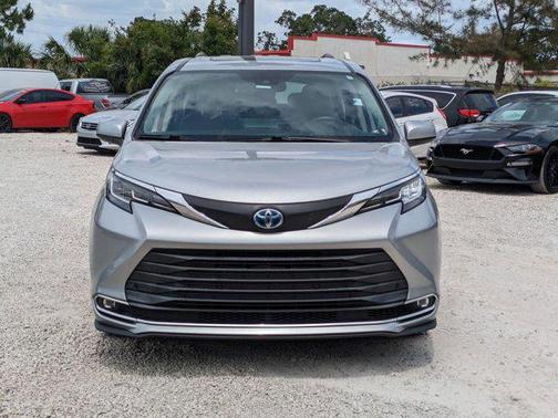 2021 Toyota Sienna XLE 8 Passenger