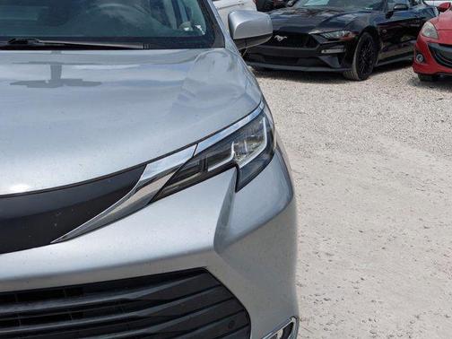 2021 Toyota Sienna XLE 8 Passenger