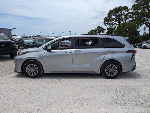 2021 Toyota Sienna XLE 8 Passenger
