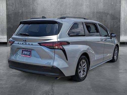 2021 Toyota Sienna XLE 8 Passenger