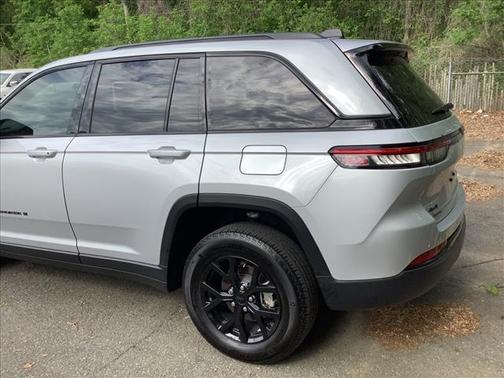 Silver Zynith 2024 Jeep Grand Cherokee Altitude