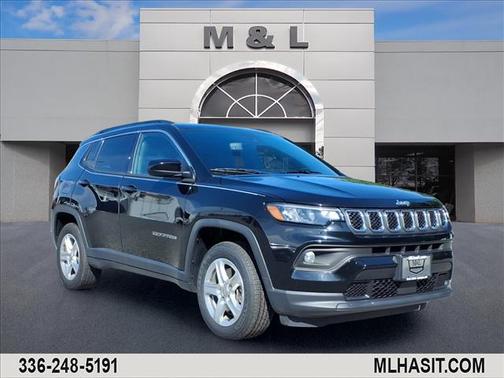 Diamond Black Crystal Pearlcoat 2023 Jeep Compass Latitude