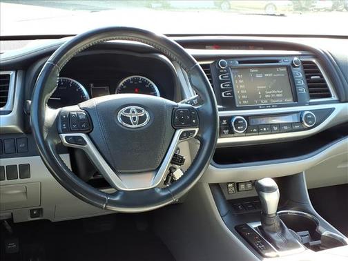 Midnight Black Metallic 218 2017 Toyota Highlander LE Plus