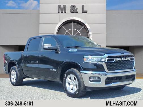 Diamond Black Crystal Pearlcoat 2025 RAM 1500 Big Horn/Lone Star