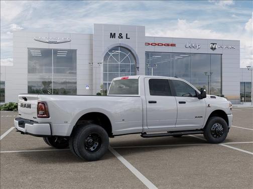 Bright White Clearcoat 2026 RAM 3500 Big Horn Crew Cab 4x4 8' Box