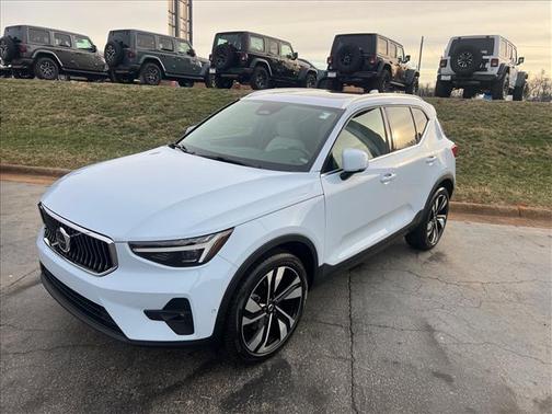 2024 Volvo XC40 B5 Ultimate Bright Theme