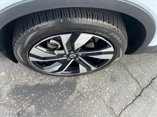 2024 Volvo XC40 B5 Ultimate Bright Theme