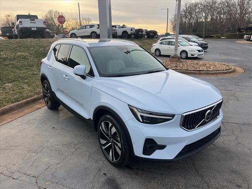 2024 Volvo XC40 B5 Ultimate Bright Theme