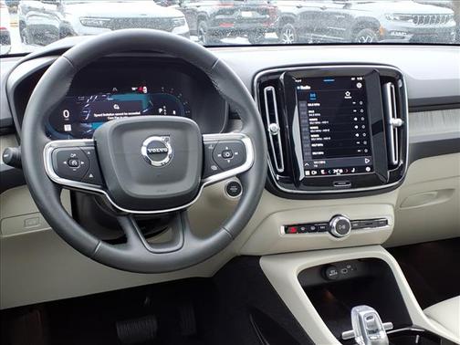 2024 Volvo XC40 B5 Ultimate Bright Theme