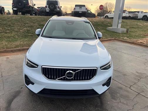 2024 Volvo XC40 B5 Ultimate Bright Theme