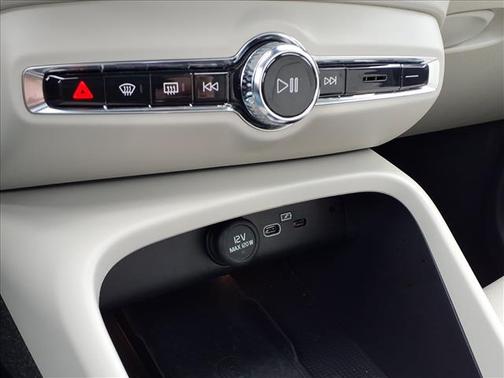 2024 Volvo XC40 B5 Ultimate Bright Theme