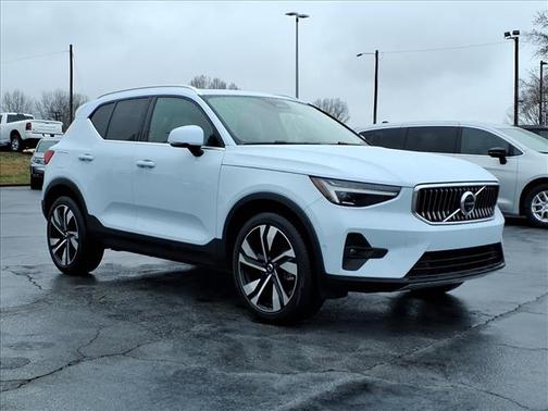 2024 Volvo XC40 B5 Ultimate Bright Theme