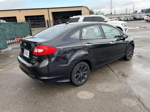 2013 Ford Fiesta 4dr Sedan SE
