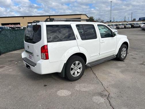 2005 Nissan Pathfinder LE