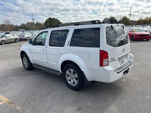 2005 Nissan Pathfinder LE