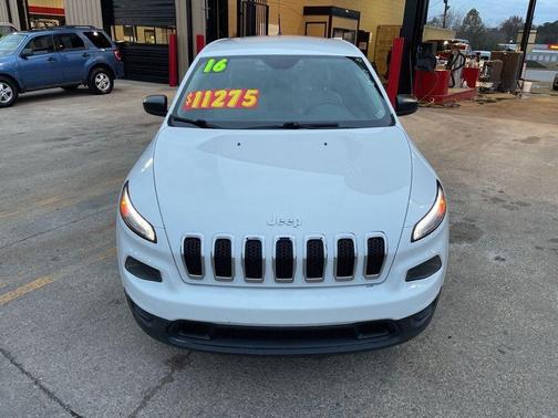 Photo 2 of 8 of 2016 Jeep Cherokee Sport
