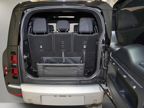 2023 Land Rover Defender 130 SE