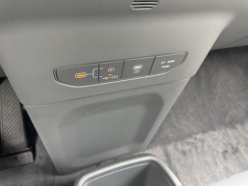 Glacial White Pearl 2026 Kia EV9 Wind