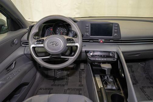 Shimmering Silver Pearl 2023 Hyundai ELANTRA SEL